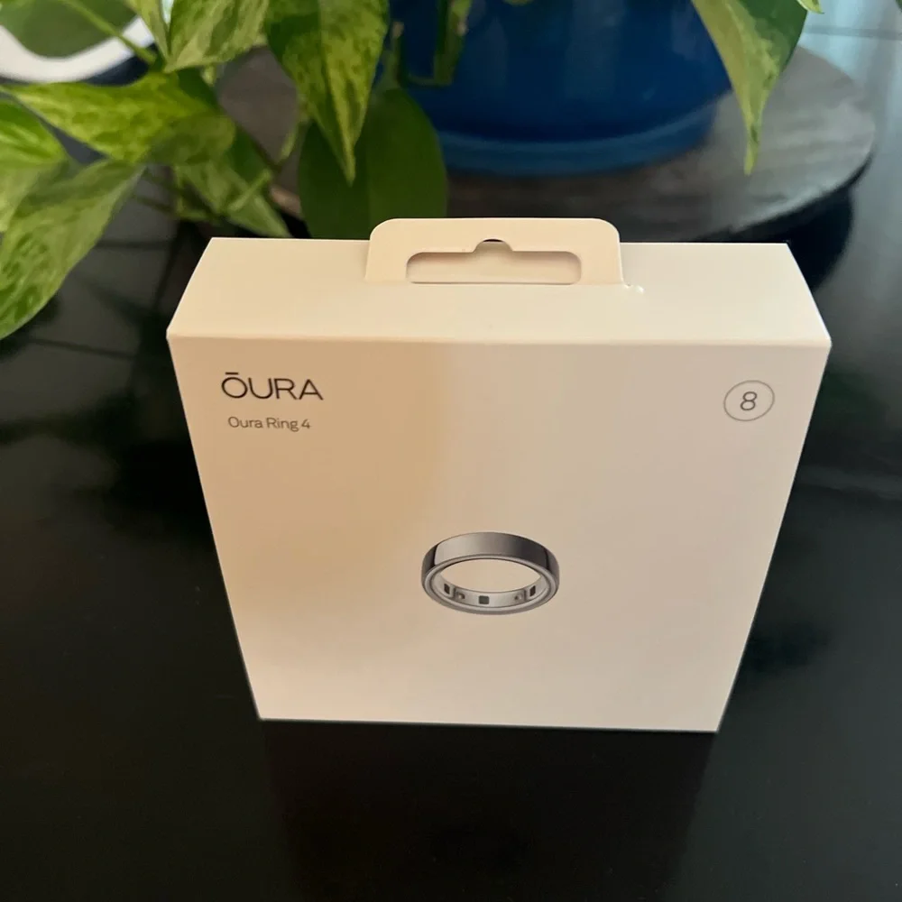 Oura Smart Ring in Silver - Picture 2 of 7